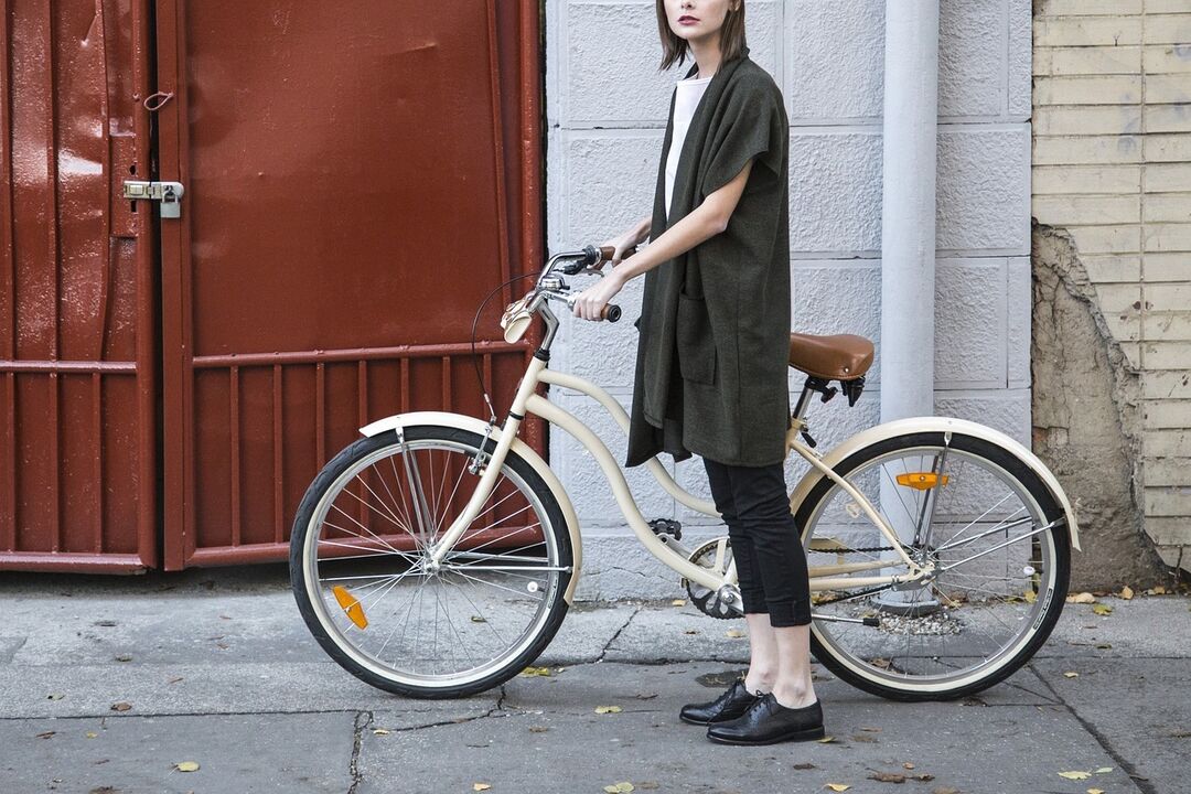 Fille avec un vélo