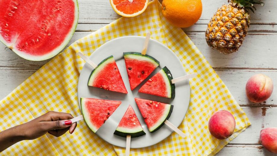 Morceaux de pastèque sur bâtonnets